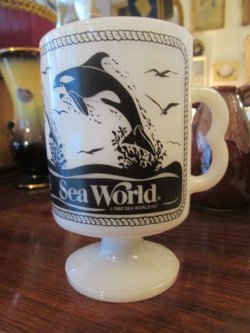 画像1: ●Sea World Mug アメリカ水族館1980年　アド物ミルクガラスマグカップ